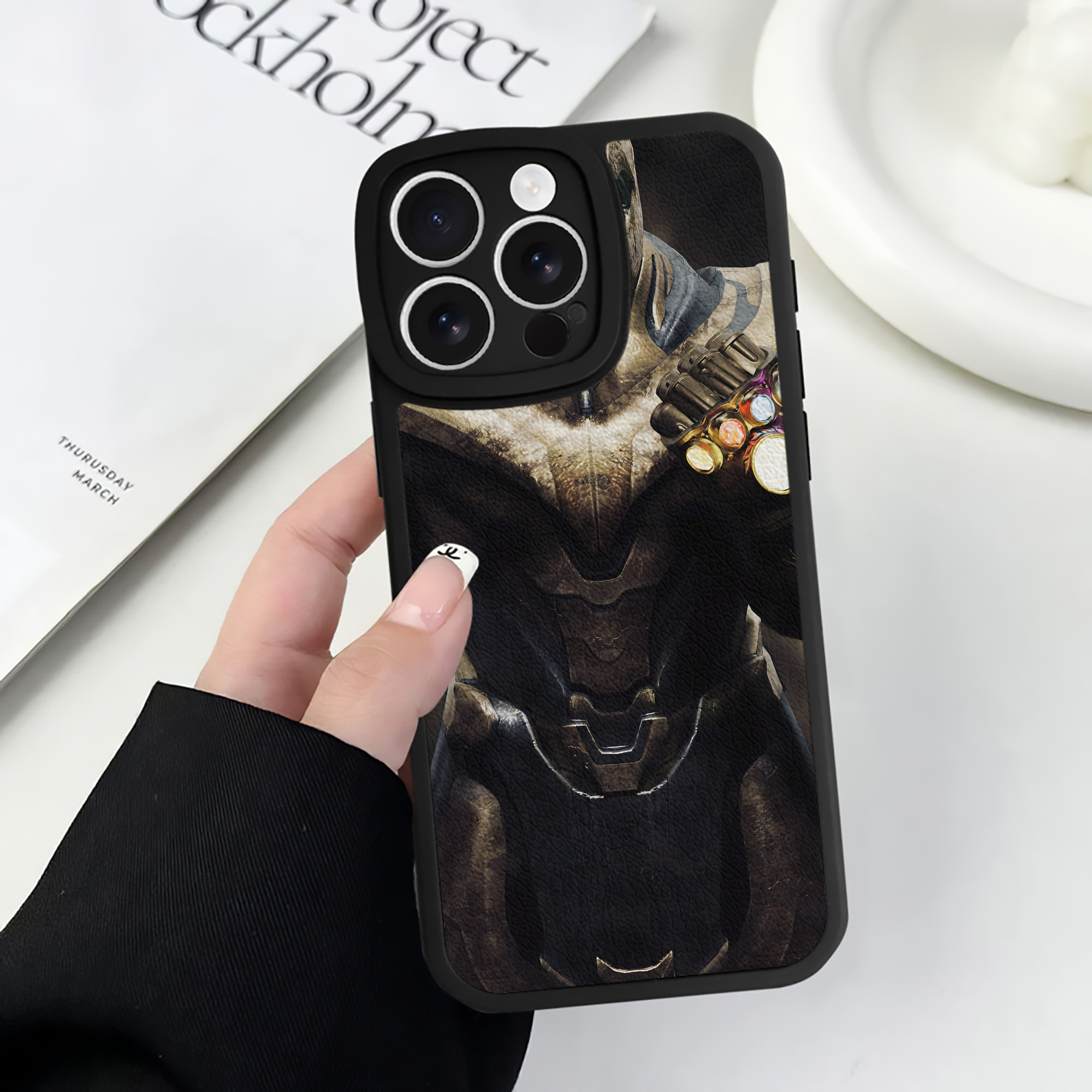 （画像用） アベンジャーズ The Avengers 【iPhone 16シリーズ対応】シリコンスマホケース（レザー調） 材質：シリコン